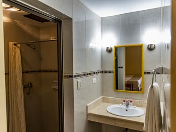 Hotel Rancho San Vicente Badkamer wit