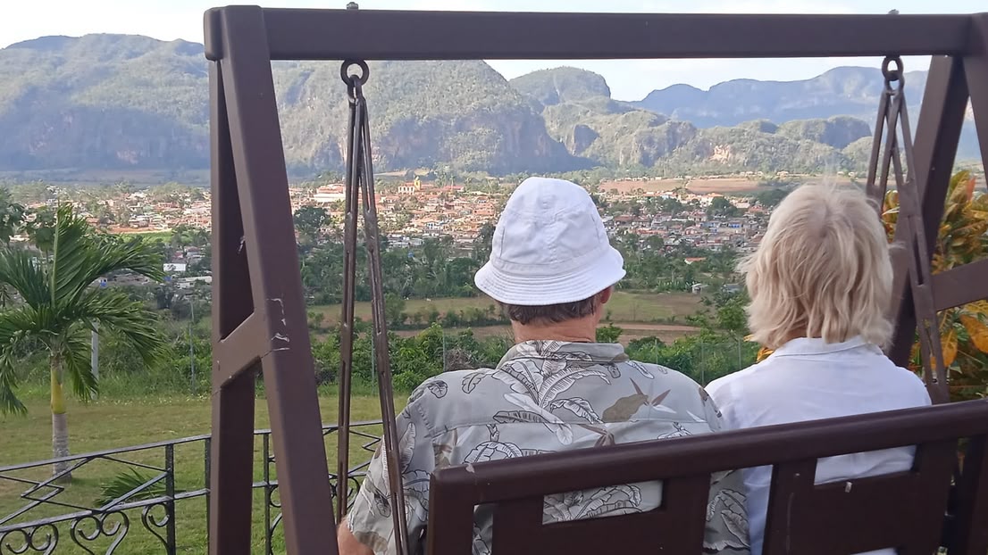 Hotel La Ermita couple on swing